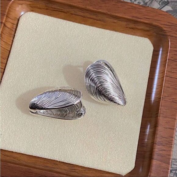 Shell Stud copper Earrings - Picture 2 of 15